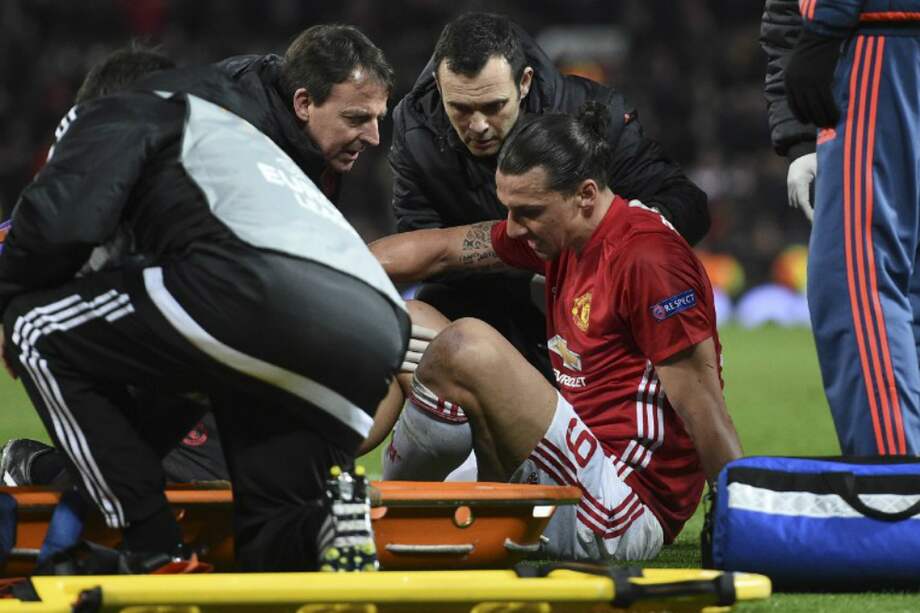 El sueco Zlatan Ibrahimovic tras caer mal sobre su rodilla derecha en el partido del jueves anterior de la Europa League. / AFP