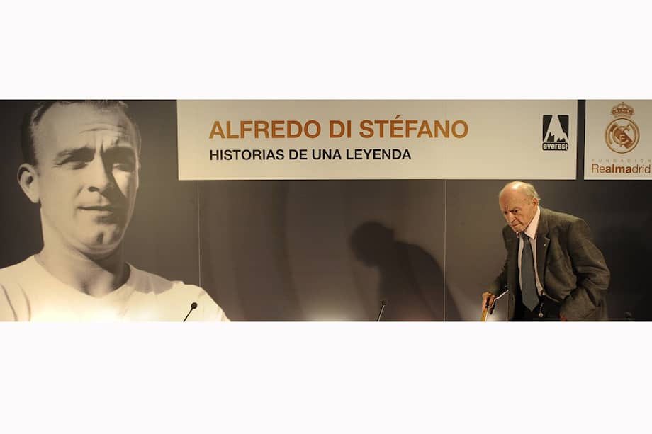 Conocido como ‘La Saeta Rubia’, Alfredo di Stéfano fue reconocido por sus pares como un jugador histórico para el fútbol mundial. / AFP