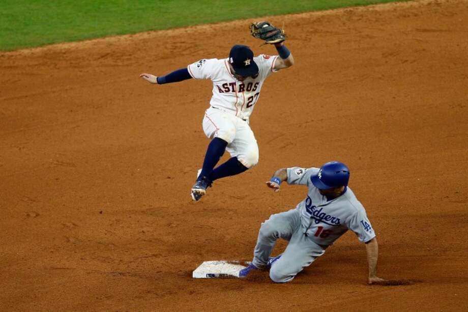José Altuve, figura de los Astros de Houston, y Andre Ethier (der.) jardinero de los Dodgers de Los Ángeles. / AFP