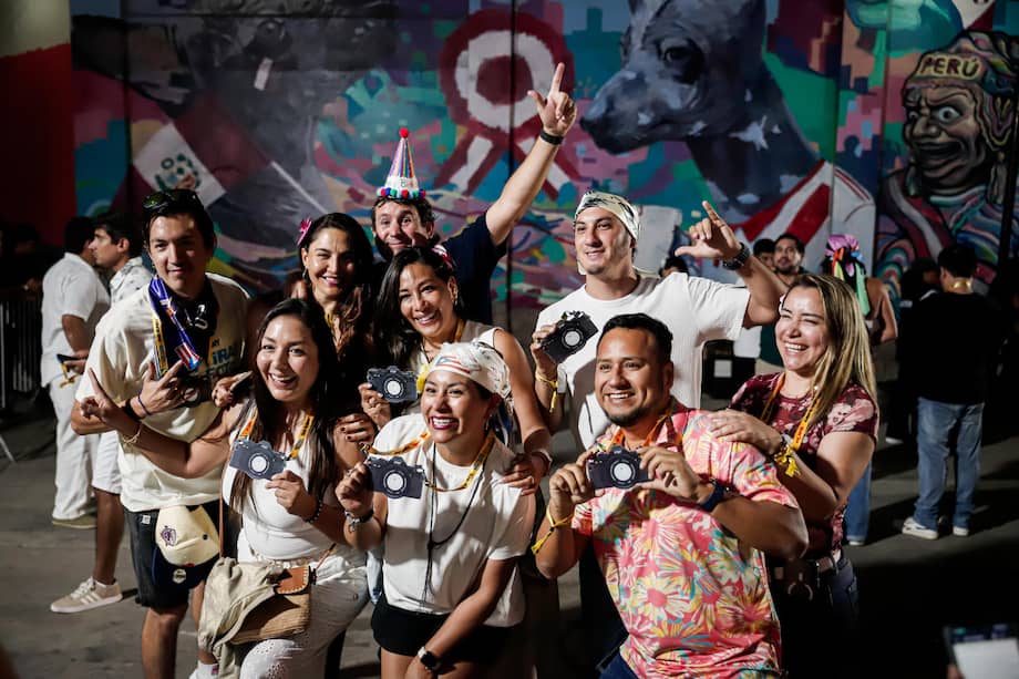 Miles de asistentes llevaron la cámara simbólica colgada al cuello durante los conciertos de Bad Bunny.