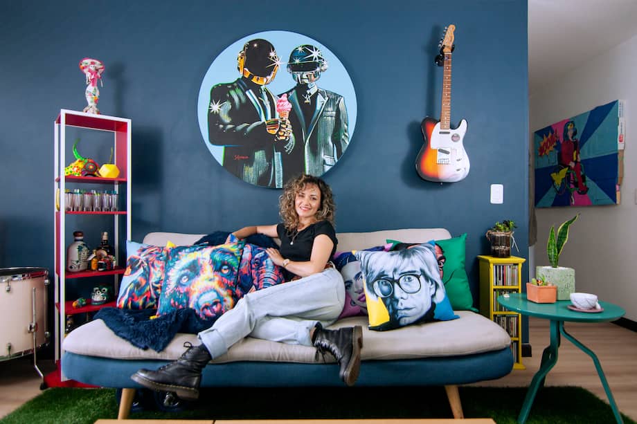 Ella es la emprendedora que creo intensa y armónicamente piezas con capas de
óleo y acrílico, que