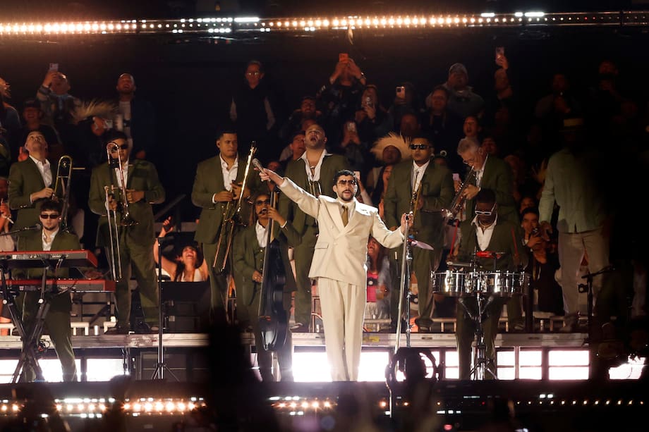 MEX45. CIUDAD DE MÉXICO (MÉXICO), 10/12/2025.- El cantante puertorriqueño Bad Bunny se presenta en un concierto en el marco de su gira internacional ‘Debí tomar más fotos’ este miércoles, en Ciudad de México (México). Miles de fanáticos mexicanos y extranjeros se dieron cita en la capital mexicana con orejas de rana, sombreros de paja, flores en el cabello y atuendos tropicales para celebrar el primero de ocho conciertos de Bad Bunny en el Estadio GNP Seguros. EFE/ Sáshenka Gutiérrez