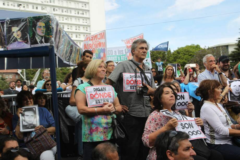 Decenas de personas escuchan la lectura del veredicto por los crímenes cometidos en la Escuela de Mecánica de la Armada (ESMA) durante la última dictadura (1976-1983), en Buenos Aires (Argentina). / EFE