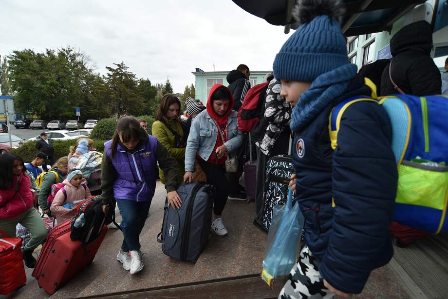 El jueves, el jefe adjunto de la ocupación rusa en Jersón, Kiril Stremusov, dijo que ya se habían marchado unas 15.000 personas. Su administración prevé desplazar de “50.000 a 60.000″ en los próximos días.