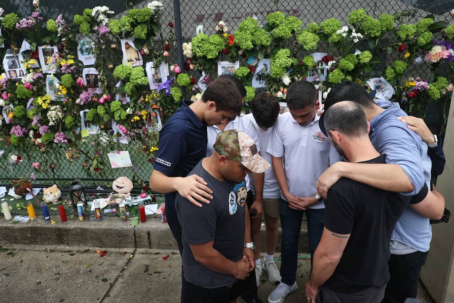 El jefe de bomberos de Miami-Dade, Andy Alvarez, declaró a la cadena ABC que se habían encontrado “huecos dentro del edificio” donde se podían hallar sobrevivientes. “Nos aferramos a esa esperanza de poder rescatar a alguien vivo”, dijo.