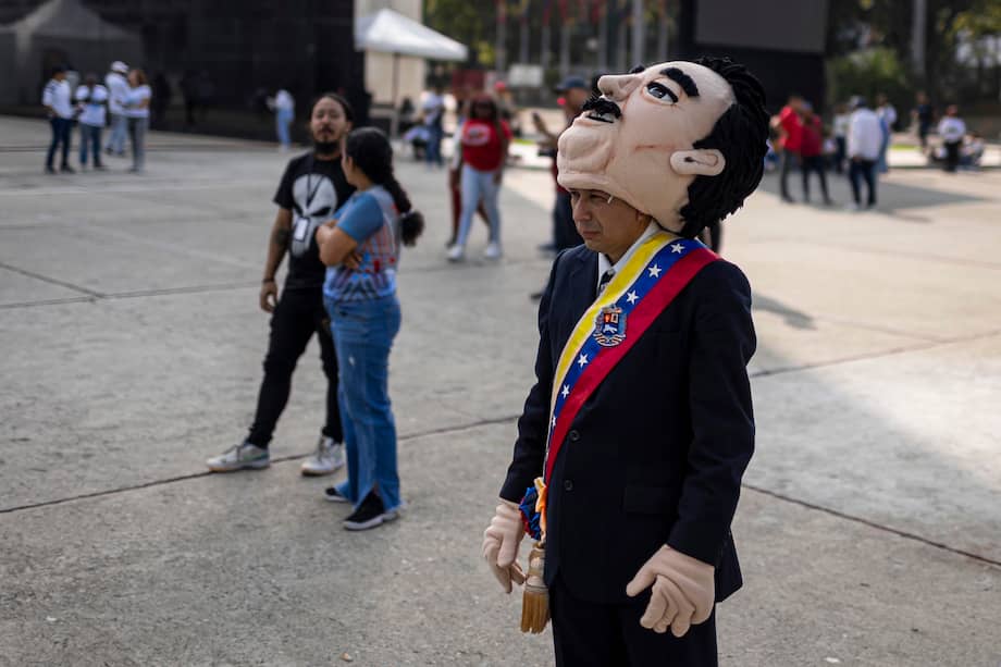 AME5216. CARACAS (VENEZUELA), 14/02/2026.- Una persona se manifiesta en el Día de San Valentín para pedir por la libertad de Nicolás Maduro y Cilia Flores este sábado, en Caracas (Venezuela). EFE/ Miguel Gutiérrez