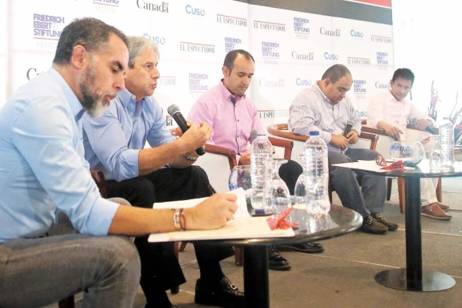 Los senadores Armando Benedetti, Jaime Amín y Antonio Correa, junto al candidato Rodrigo Jiménez, participaron de la discusión. / Pedro Mendoza