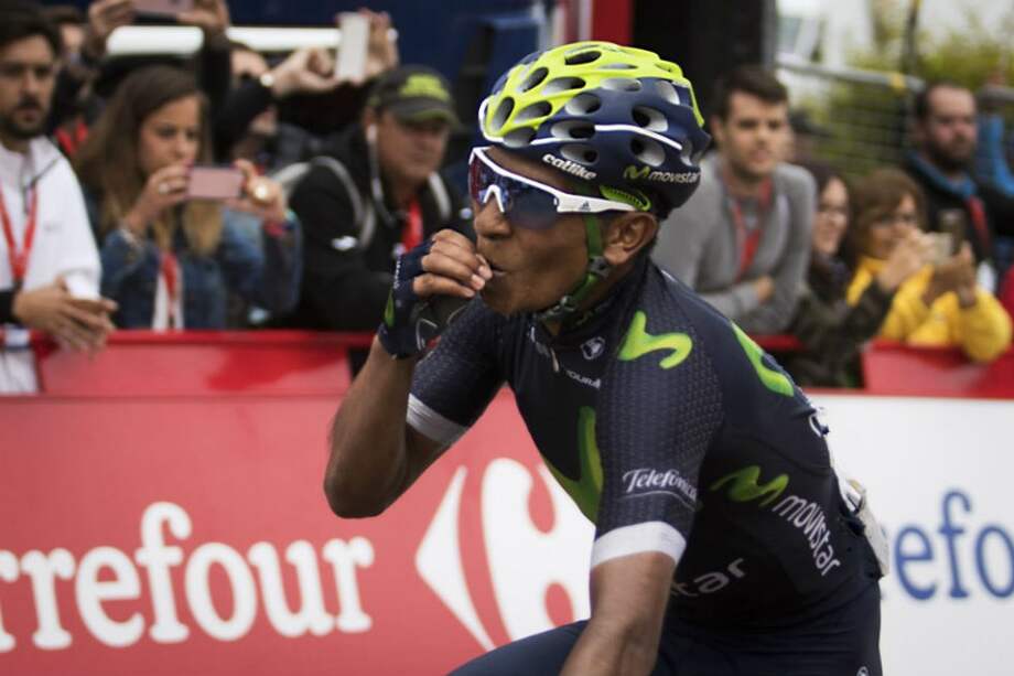 Nairo Quintana celebra su victoria en Lagos de Covadonga. Foto: AFP