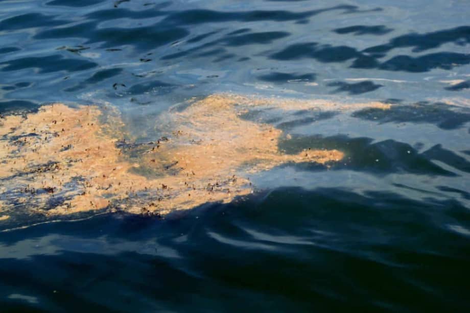 Según autoridades chinas, el tanque dañado del petrolero contenía 10.061 toneladas de crudo.