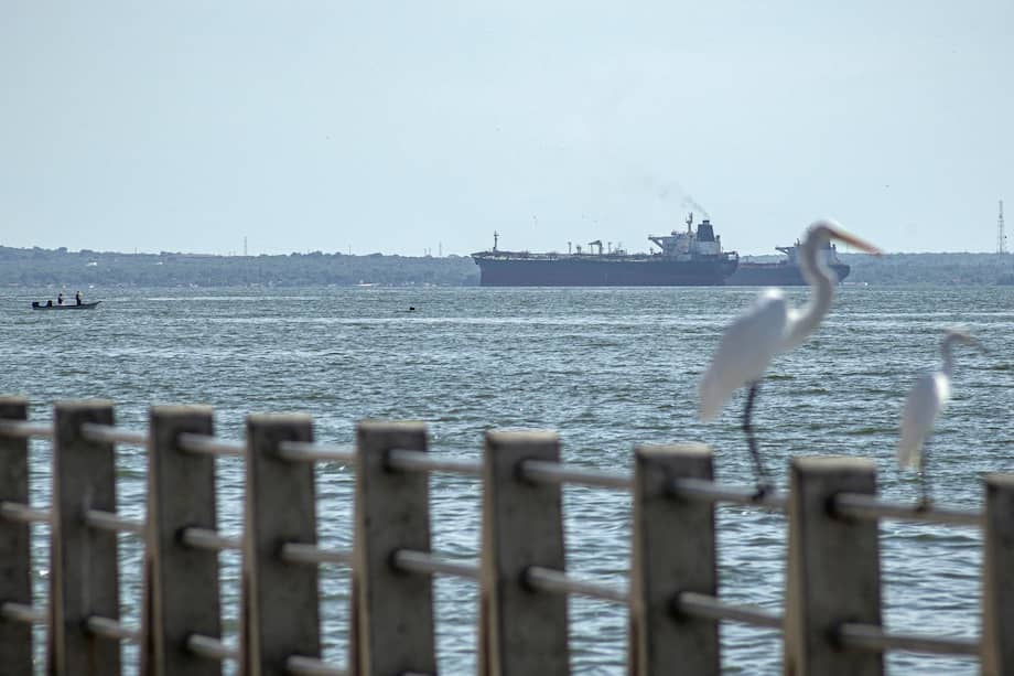 Fotografía de un buque tanquero de petróleo que navega en Maracaibo (Venezuela).