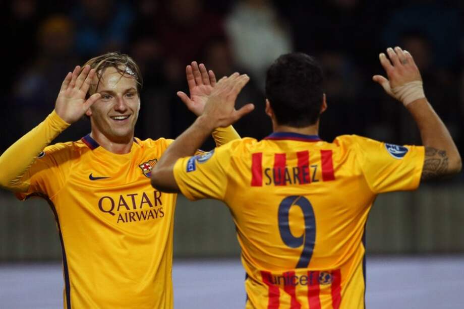 El croata Ivan Rakitic celebra uno de sus tantos con el uruguayo Luis Suárez. / AFP