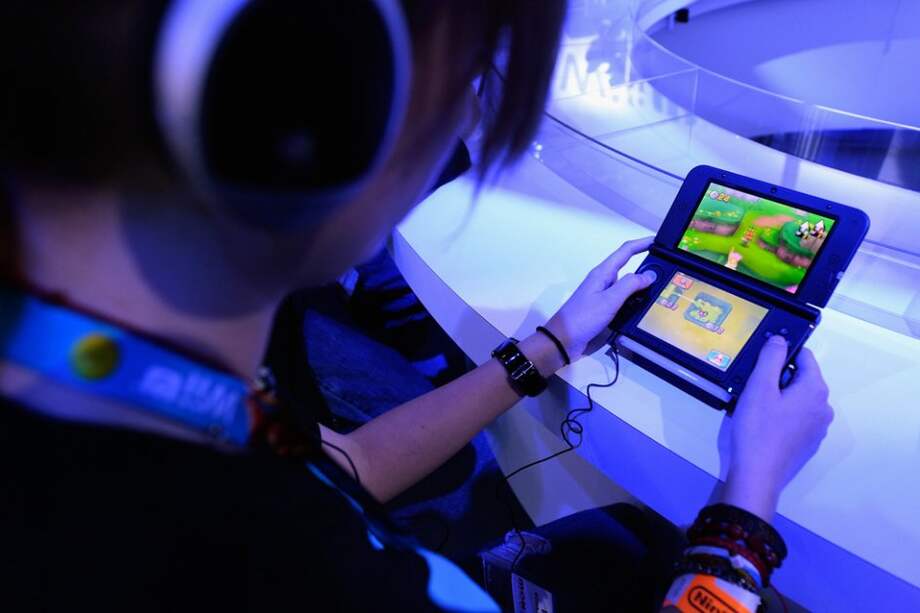 Uno de los participantes en la feria "Electronic Entertainment Expo 2013" en el pabellón de Nintendo./ AFP