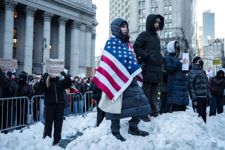 Un grupo de personas participa de una protesta general a nivel nacional contra las operaciones de ICE en Estados Unidos.