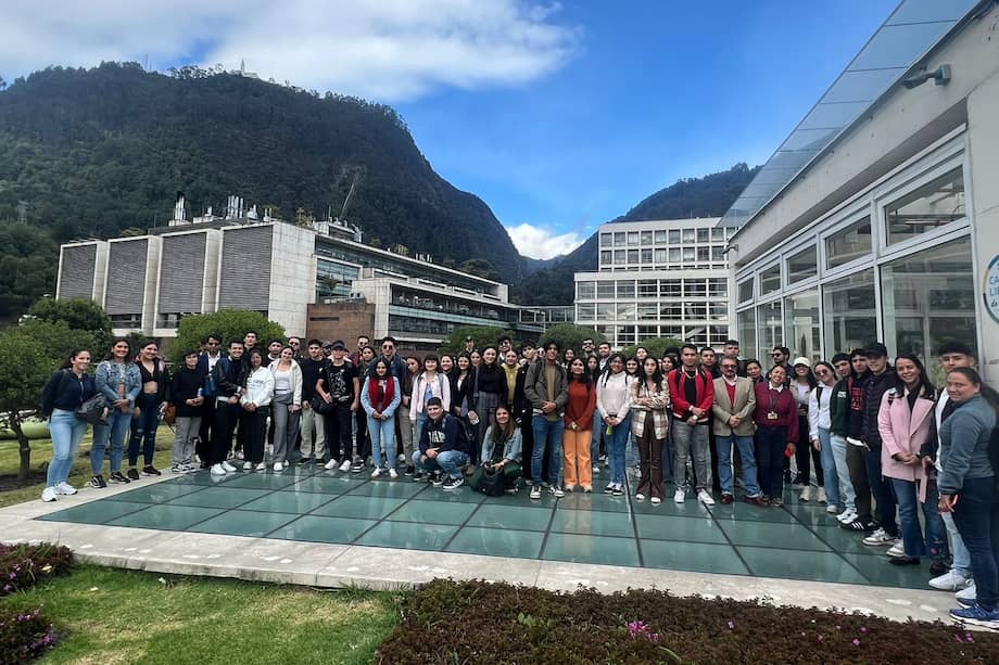 Uno de los encuentros promovidos por la la Corporación de Universidades del Centro de Bogotá (CUCB) en el que un centenar de estudiantes de nueve universidades de la capital del país, con asesoría de expertos, participaron en debates para buscar soluciones innovadoras para un desarrollo urbano más consciente. Un ejemplo de que la cooperación entre instituciones es clave para crear ciudades más verdes, equitativas y resilientes.