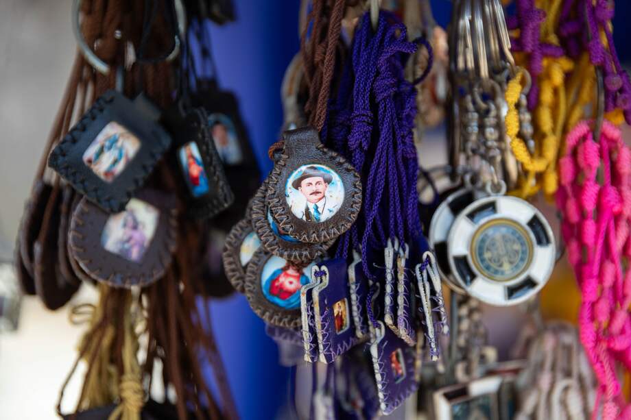 Collares de San José Gregorio Hernández exhibidos en Caracas (Venezuela). El obispo auxiliar de Caracas, monseñor Carlos Márquez, expresó su esperanza de que la canonización del beato venezolano sea una oportunidad para la construcción de una Venezuela unida y en paz.