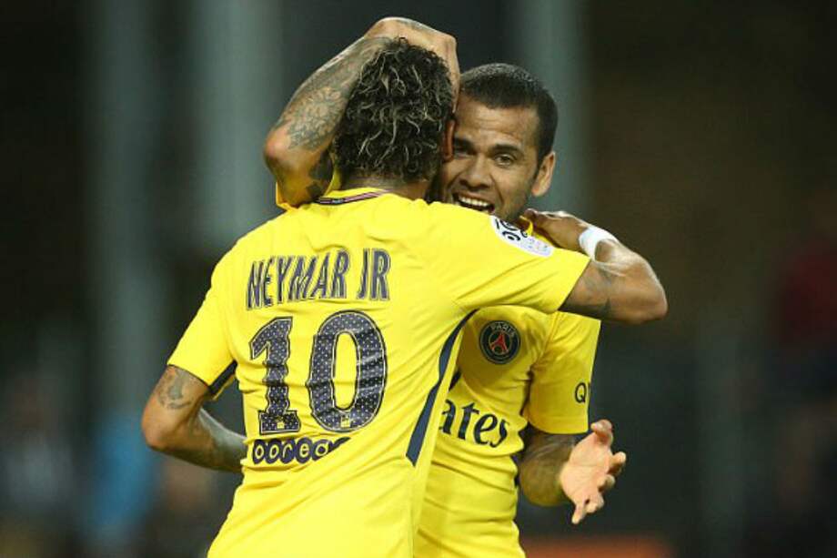 Dani Alves y Neymar celebran un gol con el PSG. / AFP