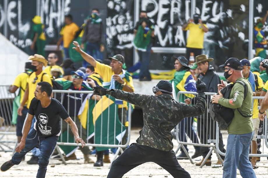 AME4954. BRASILIA (BRASIL), 08/01/2023.- Policías antidisturbios accedieron este domingo al palacio presidencial de Planalto, sede del Gobierno de Brasil, que está tomado por cientos de seguidores radicales del expresidente Jair Bolsonaro, en Brasilia (Brasil). Decenas de agentes subieron la rampa que da acceso a la primera planta del palacio disparando gases lacrimógenos, mientras otro grupo de uniformados rodeaba el edificio. Seguidores del expresidente brasileño Jair Bolsonaro invadieron este domingo el Palacio de Planalto, sede del Ejecutivo, y la Corte Suprema, después de haber irrumpido antes en el Congreso Nacional en actos golpistas contra el presidente Luiz Inácio Lula da Silva. EFE/ Marcelo Camargo/Agencia Brasil/NO VENTAS/SOLO USO EDITORIAL/SOLO DISPONIBLE PARA ILUSTRAR LA NOTICIA QUE ACOMPAÑA (CRÉDITO OBLIGATORIO)