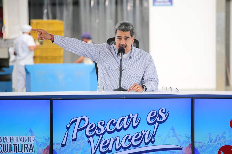Fotografía cedida por el Palacio de Miraflores donde aparece el presidente de Venezuela, Nicolás Maduro (c), durante una actividad presidencial en la Isla de Margarita, Nueva Esparta (Venezuela).