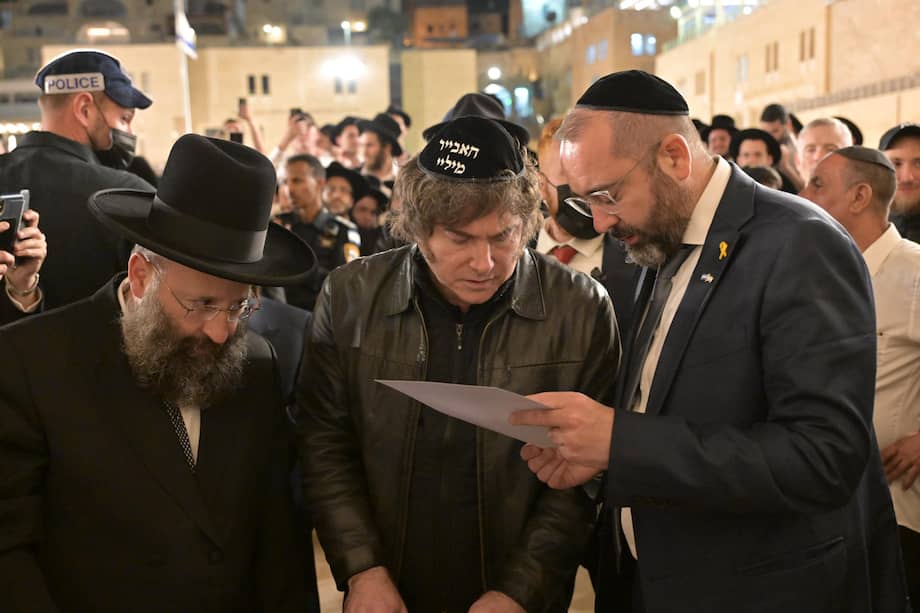 Fotografía cedida por la Presidencia de Argentina del mandatario, Javier Milei (c), durante su visita al Muro de las Lamentaciones en 2025, en Jerusalén (Israel).