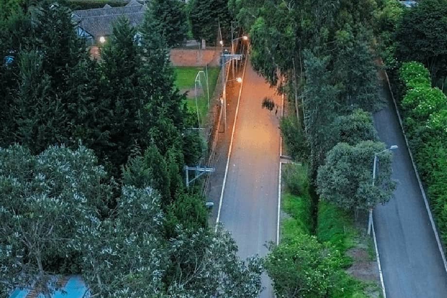 La intervención sobre la calle 222 incluyó 16 cuadras de malla vial y beneficiará a miles de estudiantes y rutas escolares del norte de Bogotá.