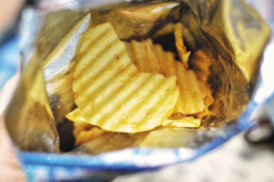 Un estudio sugiere que el consumo de comida ultraprocesada podría estar asociado con síntomas de depresión y cambios cerebrales.