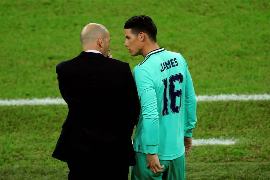 James (d) recibe indicaciones de Zidane antes de ingresar al terreno de juego en una de las semifinales de la Supercopa de España. / EFE