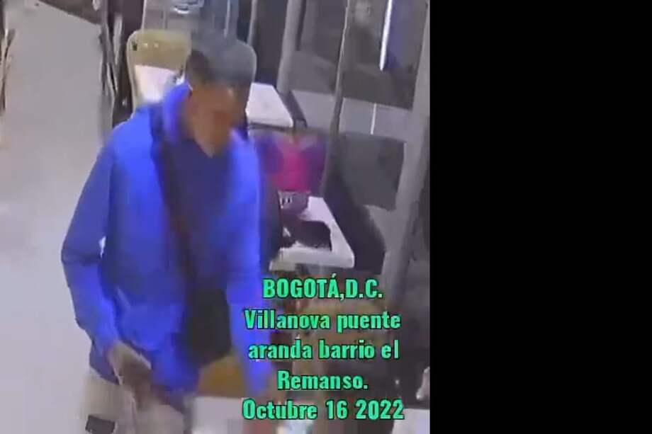 El sujeto de saco azul desenfundó el arma de fuego luego de percatarse de los celulares de los clientes de una panadería.