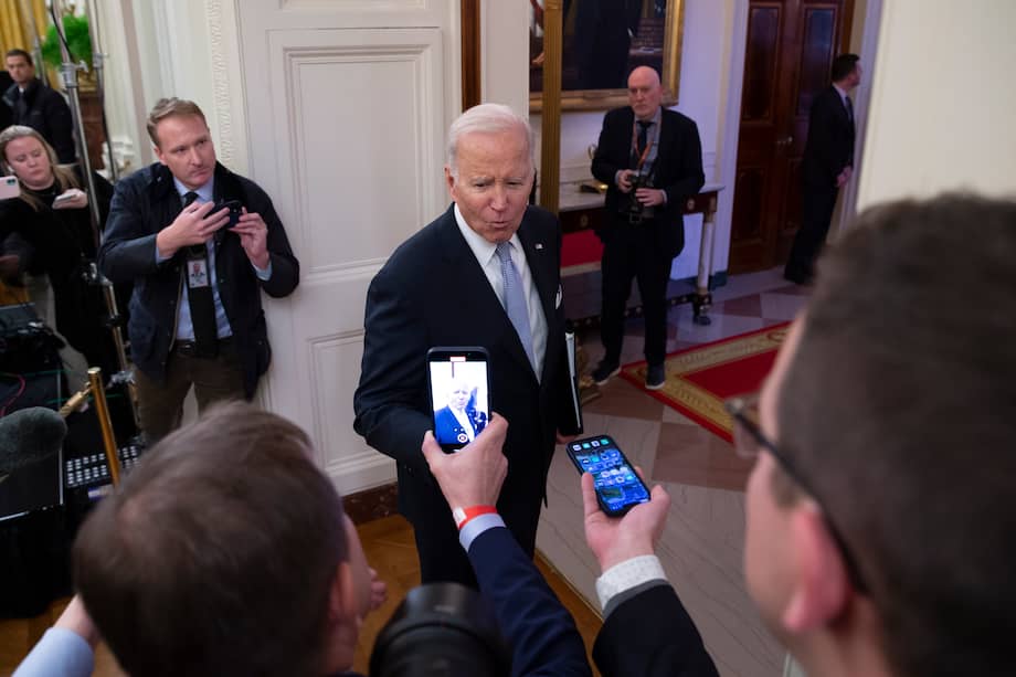 Joe Biden atendiendo a la prensa. //EFE/EPA/MICHAEL REYNOLDS