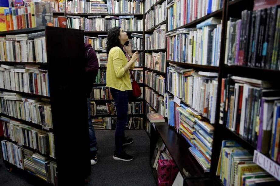 La Feria del Libro de Bogotá 2019 tuvo un espacio llamado #FILBoCine, dedicado a la cinematografía colombiana en la que, además de proyecciones, el público puede asistir a conversatorios que reflexionan sobre la relación entre el sector cinematográfico y el editorial. / EFE