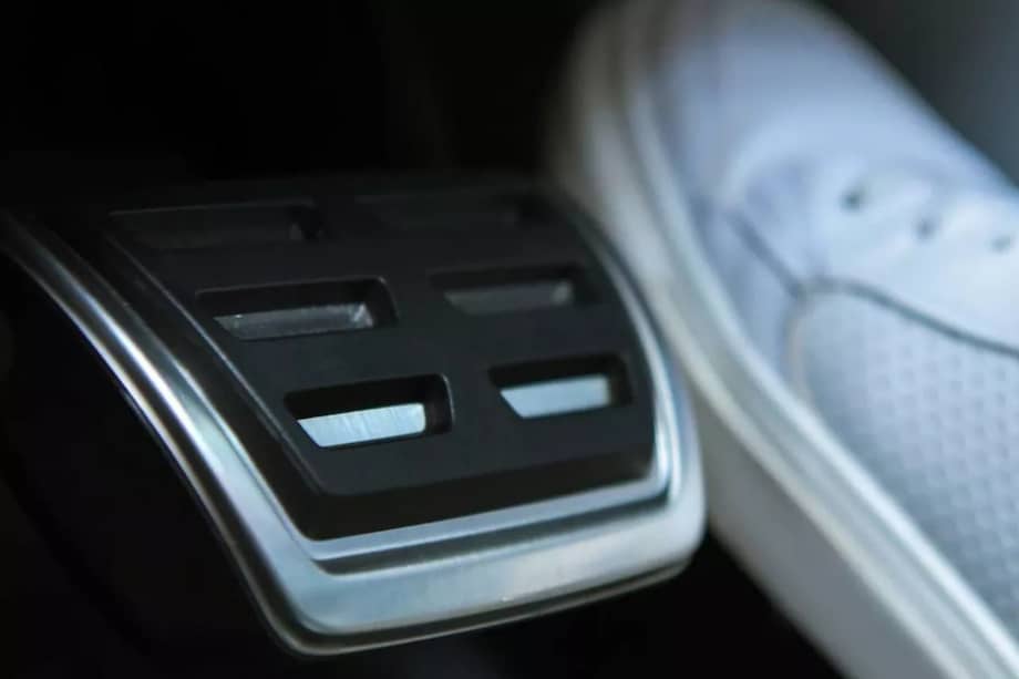 El líquido de frenos es un fluido hidráulico que circula dentro del circuito de frenado y cuya función es llevar la presión del pedal hacia las pinzas de freno.