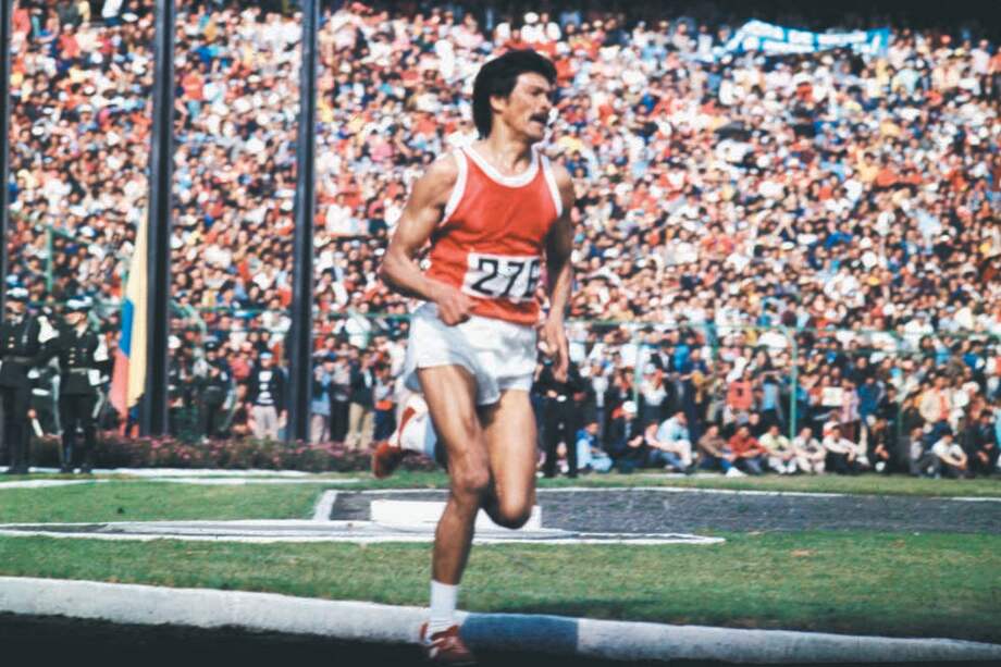 El atleta Víctor Mora durante una presentación en 1985, en El Campín. / Archivo El Espectador
