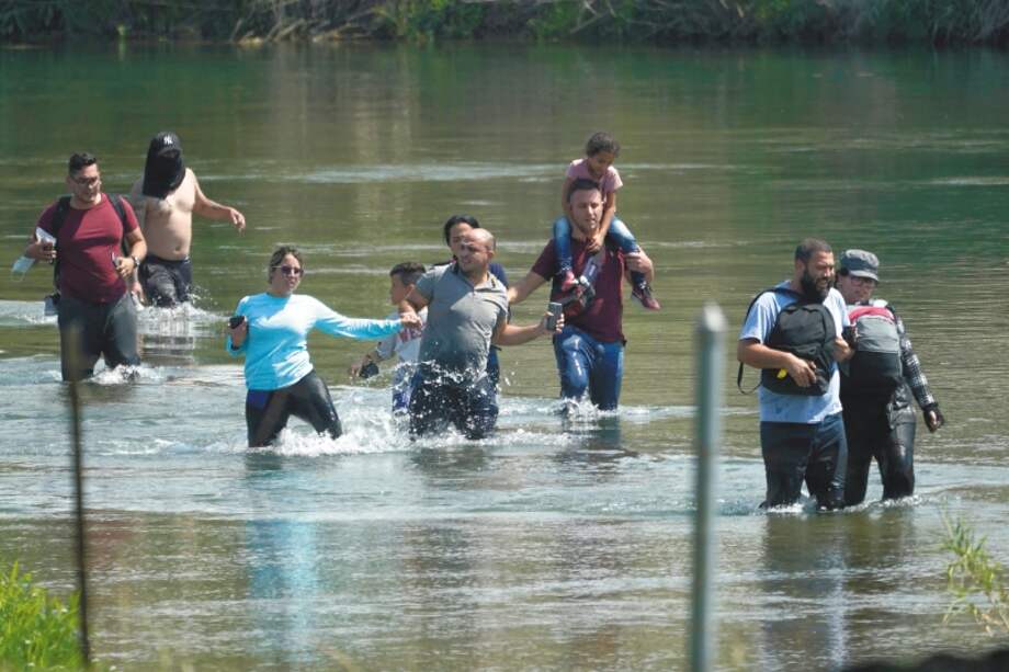 Migrantes, principalmente de origen venezolano, cruzando el Río Grande, entre México y Estados Unidos.