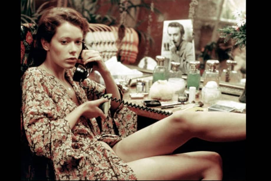 Sylvia Kristel durante la película Emanuelle