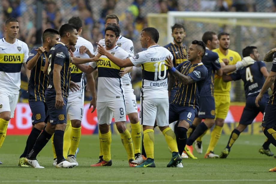 Teófilo Gutiérrez durante la discusión con los jugadores de Boca Juniors. Foto: AFP