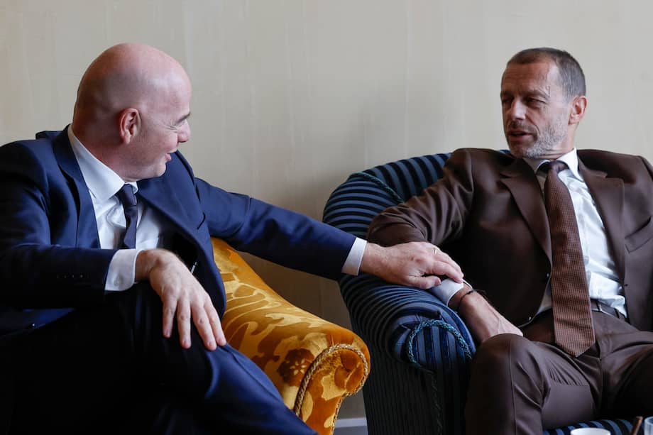 Gianni Infantino (izq.), presidente de la FIFA, junto a Aleksander Čeferin, presidente de la UEFA.