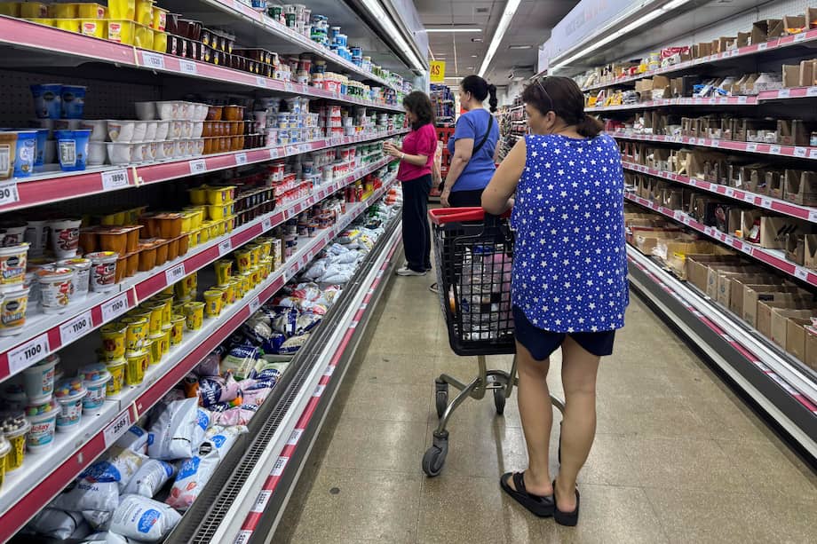Personas compran en un supermercado en Buenos Aires; el IPC subió 31,5 % en 2025, según el Indec.