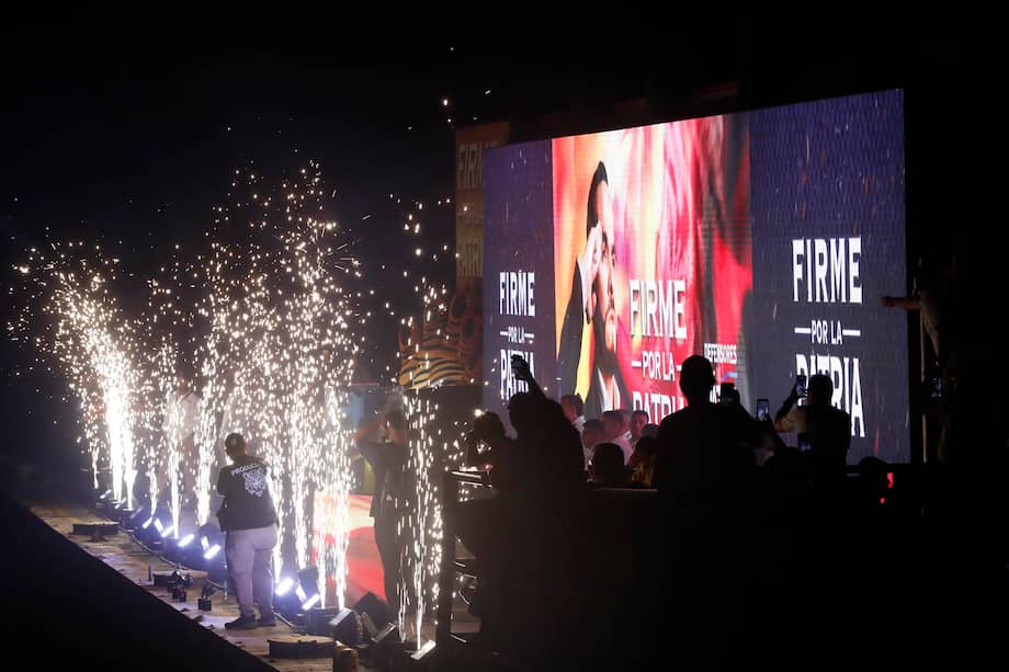 Fotografía que muestra una pantalla con la imagen del candidato de ultraderecha Abelardo de la Espriella.