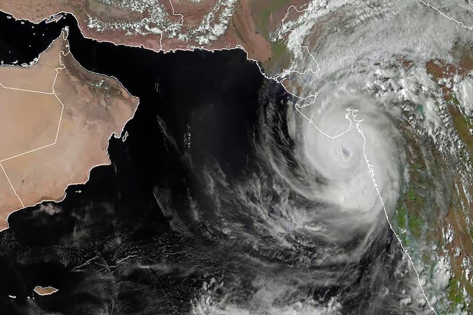 La “tormenta ciclónica extremadamente grave” debería tocar tierra este lunes entre las 20H00 y 23H00 locales acompañada de viento de 155 a 165 kilómetros por hora con ráfagas que pueden alcanzar 185 km/h