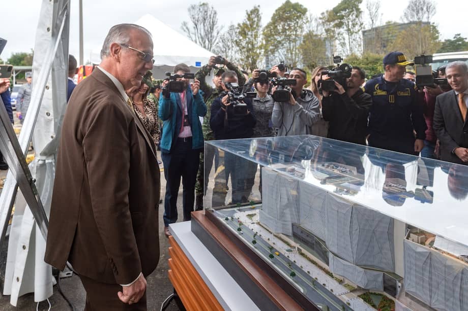 El ministro de Defensa, Iván Velásquez, estuvo en el inició de la construcción del edificio del Ministerio de Defensa.