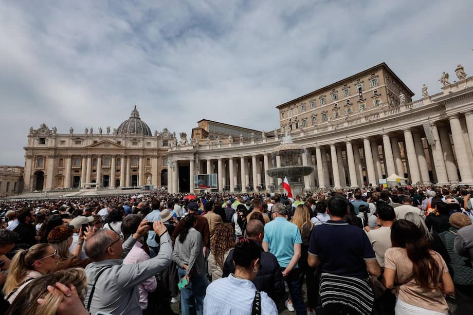 Fieles católicos se reúnen en la Plaza de San Pedro para asistir a una oración del papa León XIV.