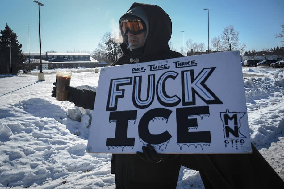 Un hombre sostiene un cartel en una protesta este martes, frente al edificio federal Whipple en Mineápolis (EE.UU.).
