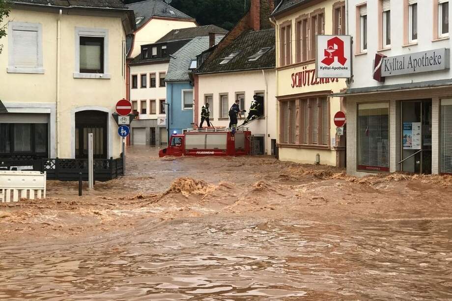 Por lo menos dos bomberos han muerto en las operaciones de rescate por las inundaciones en Alemania.