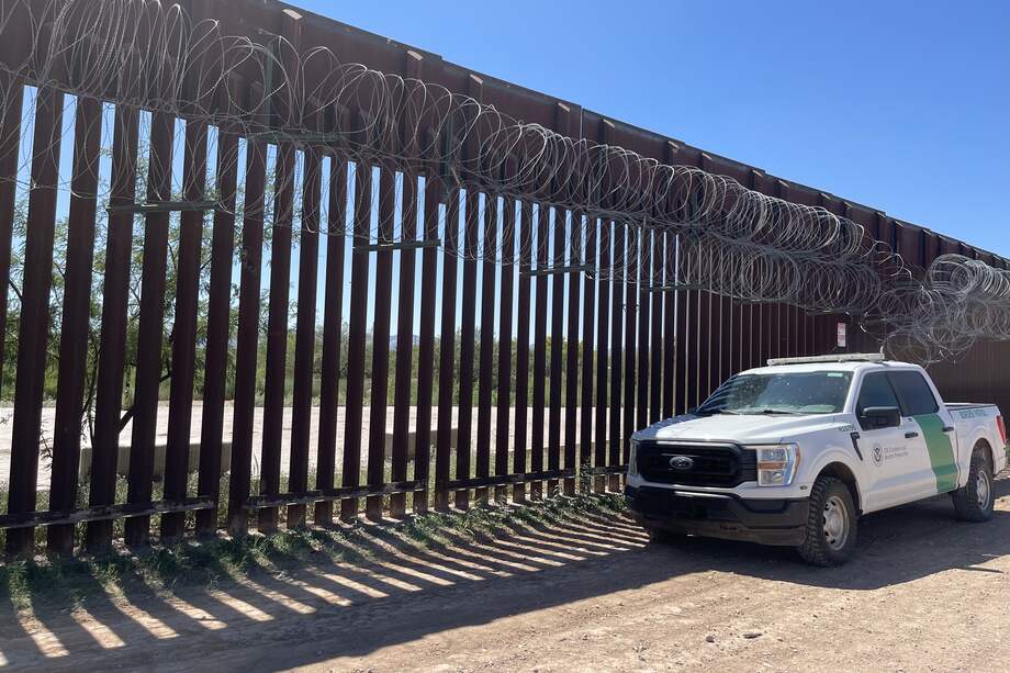 Una valla fronteriza que separa la ciudad estadounidense de Douglas y la mexicana de Agua Prieta. La vicepresidenta Kamala Harris dijo que ella puede reformar el sistema migratorio y asegurar la frontera.