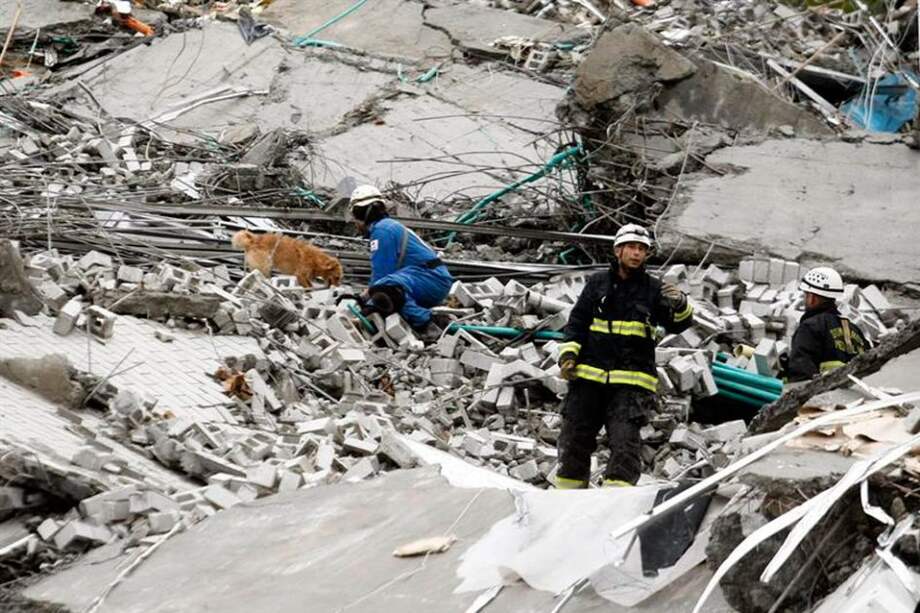 Evacuan socorristas que adelantan rescate en el edificio Space
