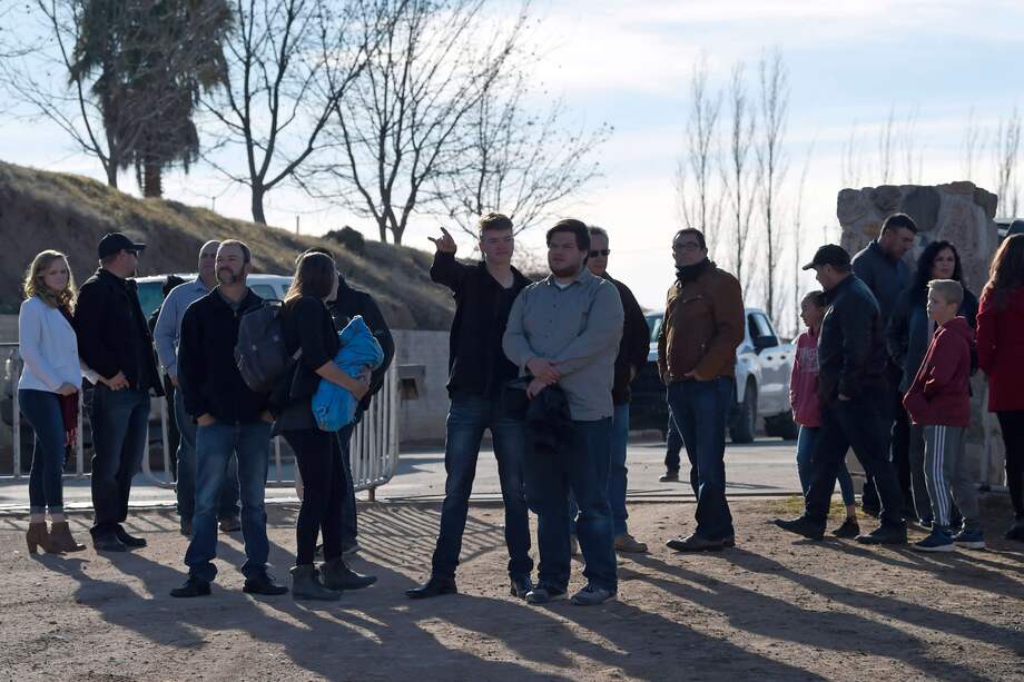Miembros de las familias Lebaron y Miller esperan la llegada del presidente mexicano Andrés Manuel López Obrador al rancho La Mora, hogar de nueve mormones que murieron después de una emboscada de sicarios relacionados con las drogas, en Bavispe, estado de Sonora, México. / Alfredo Estrella - Afp
