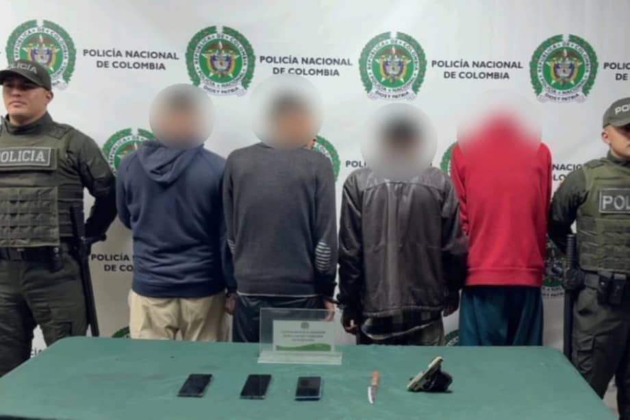Según las autoridades, cuatro hombres interceptaron a unos estudiantes con armas para robarlos. Minutos después fueron capturados en Bosa.