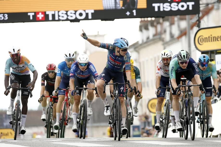 Tim Merlier celebrando su tercera victoria en el Tour de Francia.