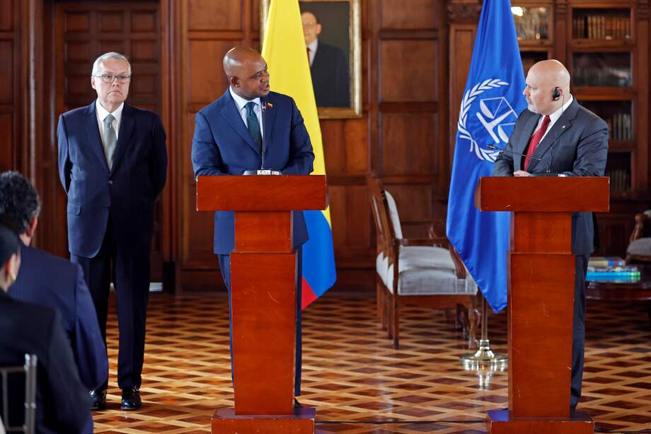 En la reunión en el Palacio de San Carlos, estuvo presente el canciller encargado, Luis Gilberto Murillo, el Ministro de Justicia, Néstor Osuna, y el fiscal de la Corte Penal Internacional, Karim Khan.