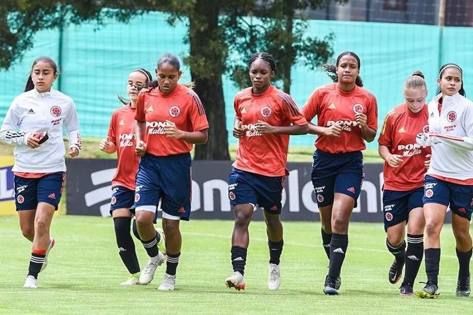 La selección de Colombia Femenina en la categoría sub-17, entrenando en la sede deportiva de la Federación Colombiana de Fútbol.