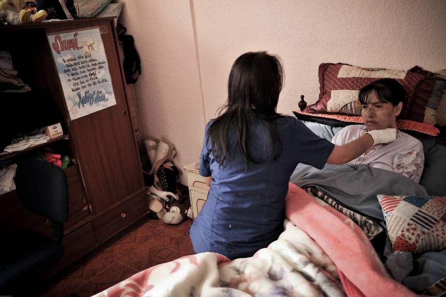 María Albina Gómez, de 47 años, padece esclerosis lateral amiotrófica (ELA), poco a poco le ha quitado el movimiento y la capacidad para comunicarse. / Gabriel Aponte